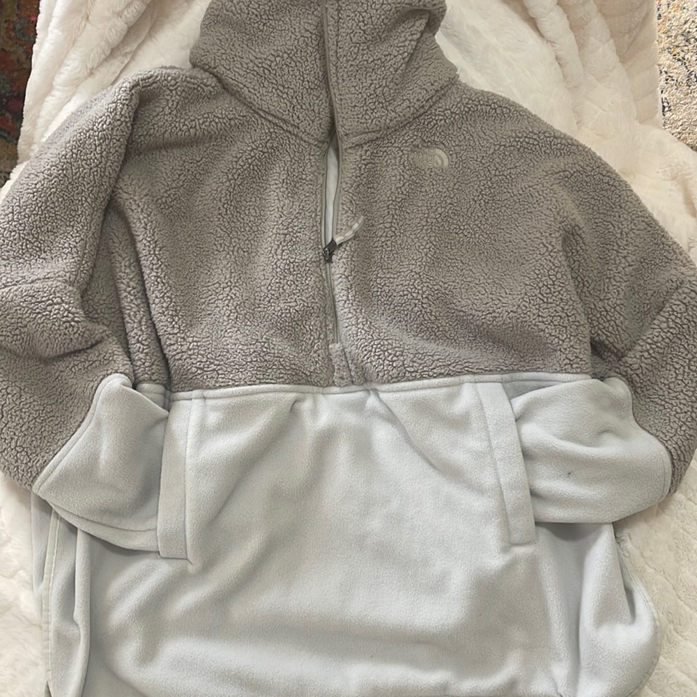 Women’s large The North Face Pullover Used in Excellent Condition